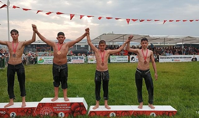 Bursa Büyükşehir Belediyesporlu güreşçilerden 16 madalya