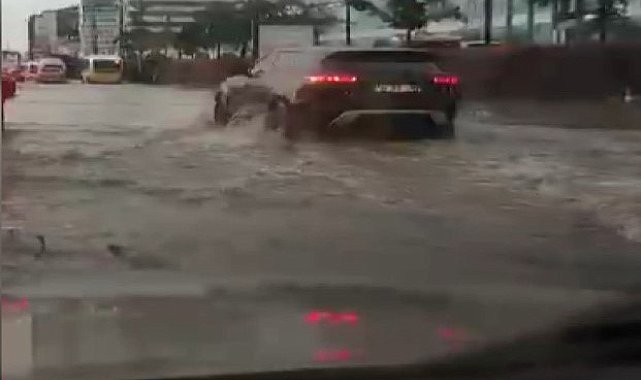 Bursa'da ağaçlar devrildi, otoparklar şelaleye, yollar göle döndü