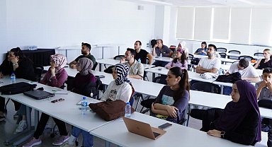 Bursa'da genç girişimcilere 'fırtınada uyuma' tüyoları