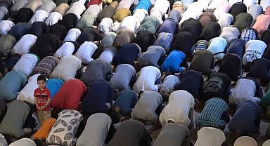 Bursalılar bayram namazı için camileri doldurdu
