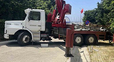 Büyükçekmece'de Cep Yat Limanı'na yapılan kaçak yapıların yıkımı işletme sahibi tarafından engellendi