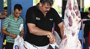 Büyükşehir 3 farklı noktada ücretsiz kurban kesim hizmeti verdi