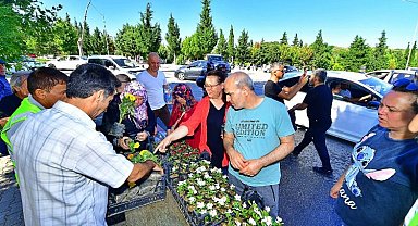 Büyükşehir'den mezarlıklarda çiçek sürprizi