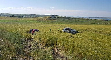 Çarpışan otomobiller tarlaya uçtu: 5 yaralı