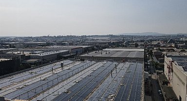 Çatısındaki GES'le binlerce ton salınımı engelleyecek