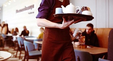 Çeşme'de bir kafe, dublör müşteri ilanı açtı!