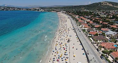 Çeşme'nin nüfusu 1 milyonu aştı, plajlar doldu taştı