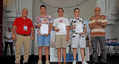 Çeşmeli satranç sporcusu turnuvada yıldızlaştı