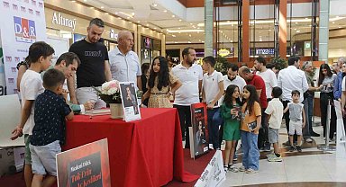 Ceylan Karavil AVM'de imza günü