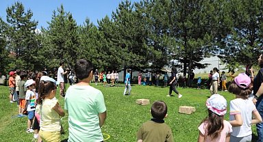 Çocuklar bahar şenliğinde coştu