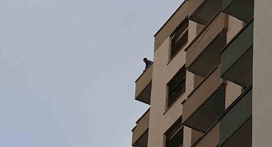 Cüzdanı çalınınca ağır hasarlı binanın damına çıkarak intihara kalkıştı