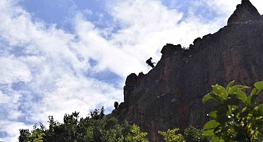 Dağcılar Kemaliye'de kaya tırmanışı gerçekleştirdi