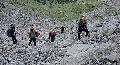 Dağlık alanda kayalıklarda mahsur kalan keçilere kurtarma operasyonu