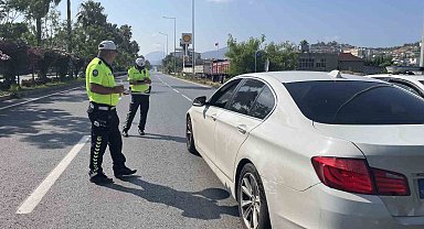 Denetim yapan ekiplerden sürücülere çikolata ve kolonya ikramı