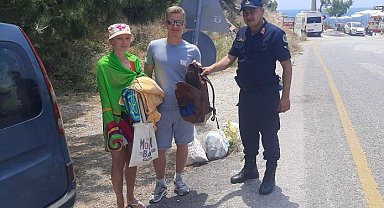 Denize giren turistlerin eşyalarını çalan hırsız yakalandı