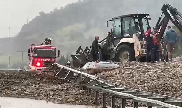 Denizli'de selin getirdiği çamur yoldan geçen araçları yuttu: 1 ölü