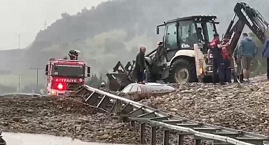 Denizli'de selin getirdiği çamur yoldan geçen araçları yuttu: 1 ölü