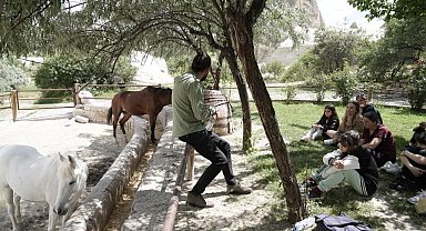 Deprem korkularını ata binerek yendiler