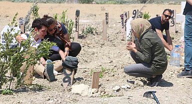 Deprem mezarlığında hüzünlü arife
