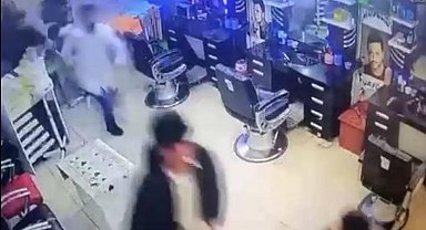 Deprem oluyor sandı, berberi birbirine kattı