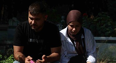Depremde 7 yakınını kaybeden iki kardeş babalarının kabrini ziyaret etti