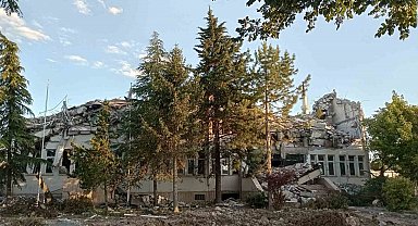 Depremde hasar alan hükümet konağı yıkıldı