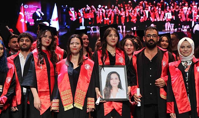 Depremde hayatını kaybeden üniversite öğrencisi Buse mezuniyet töreninde unutulmadı