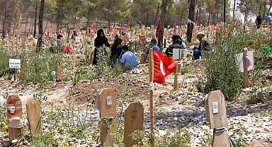 Depremin merkezi Kahramanmaraş'ta mezarlıkta buruk bayramlaşma