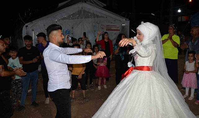 Depremzede çift, aşklarının başladığı çadır kentte evlendi