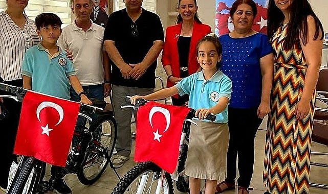 Depremzede öğrencilere anlamlı karne hediyesi