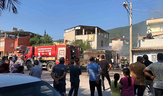 Depremzedelerin yaşadığı konteyner alev alev yandı