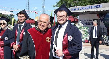 Dersinden kaldığı profesör babasının elinden diplomasını aldı