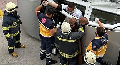Devrilen aracın ön camından yürüyerek böyle çıktılar