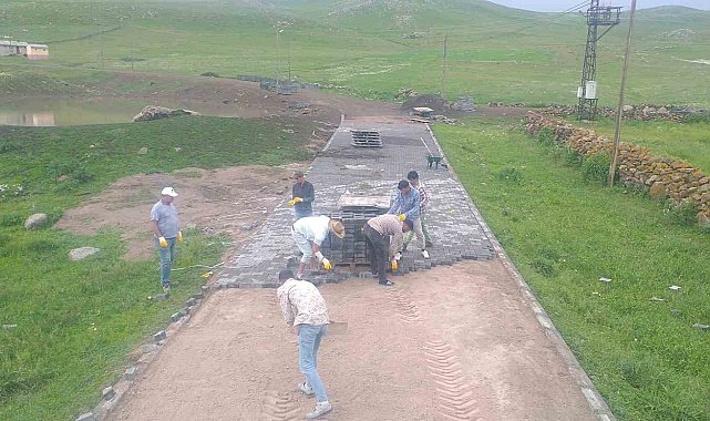 Digor'da köylere kilit parke taş yol yapılıyor