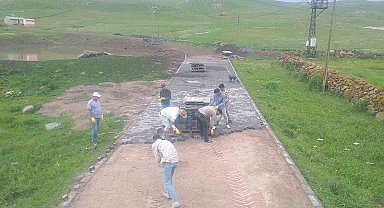 Digor'da köylere kilit parke taş yol yapılıyor