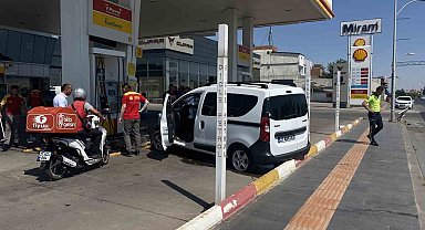 Diyarbakır'da çarpışan otomobillerden biri petrol istasyonuna daldı: 1'i çocuk 5 yaralı