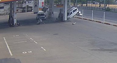 Diyarbakır'da hafif ticari aracın petrol istasyonuna dalma anı güvenlik kamerasına yansıdı