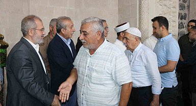 Diyarbakır'da vatandaşlar tarihi Ulu Cami'de bayramlaştı