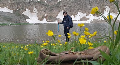 Doğaseverler 3 bin rakımlı Fatma Hatun Gölü yakınında buldukları kuzunun sahibini arıyor