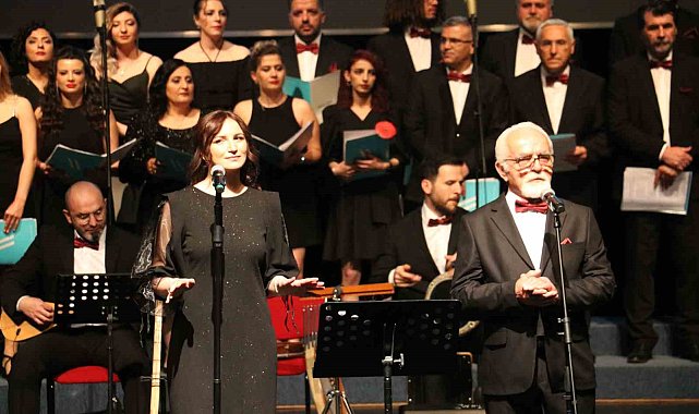Doktor ve hemşirelerden Aşık Veysel konseri
