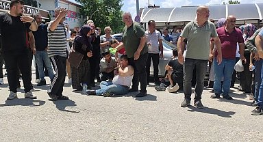 Dükkan sahibi ile müşteriler birbirine girdi, yumruklar tekmeler havada uçuştu