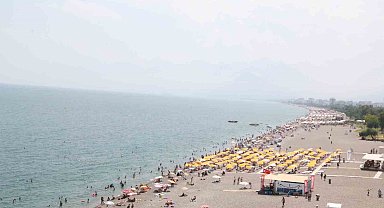 Dünyaca ünlü sahil tatilci akınına uğradı, kalabalığın arasında kalan Hintli kız "Kendimi Hindistan'da gibi hissediyorum" dedi