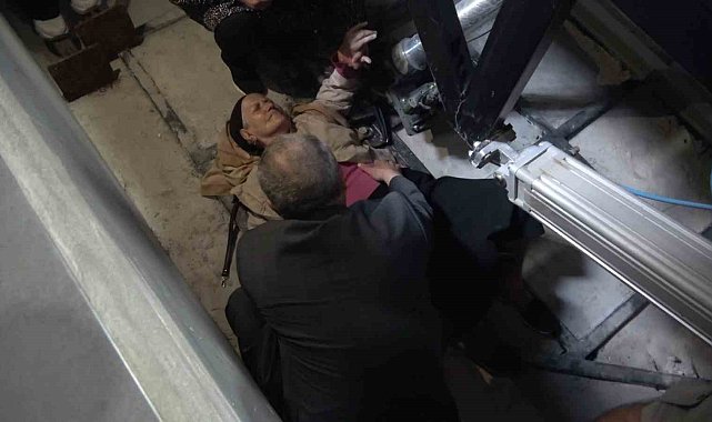 Düşerek yaralanan kadına ilk yardım doktor başkandan