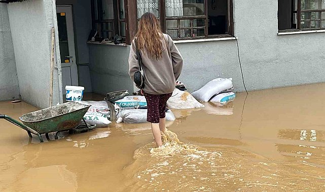 Düzce'de sağanak taşkına sebep oldu: Evleri su bastı