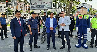 Edremit'te Vali Hasan Şıldak, sürücüleri uyardı, bayram hediyesi verdi