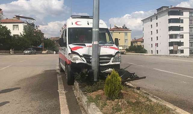 Elazığ'da ambulans aydınlatma direğine çaptı