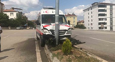 Elazığ'da ambulans aydınlatma direğine çaptı
