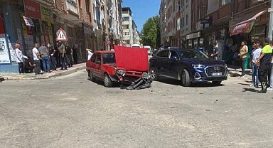 Elazığ'da otomobil ile çarpışan hafif ticari araç yan yattı: 1 yaralı