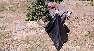 Elazığ'da turizm bölgesine atılan çöpler ekipler tarafından toplandı