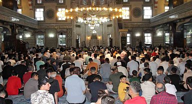 Elazığ'da vatandaşlar, bayram namazı için camilere akın etti